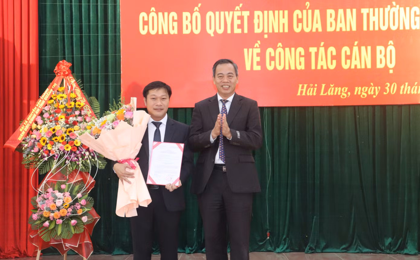 Phó Bí thư Thường trực Tỉnh ủy, Chủ tịch HĐND tỉnh Quảng Trị Nguyễn Đăng Quang trao quyết định, tặng hoa chúc mừng tân Bí thư Huyện ủy Hải Lăng Nguyễn Khánh Vũ.
