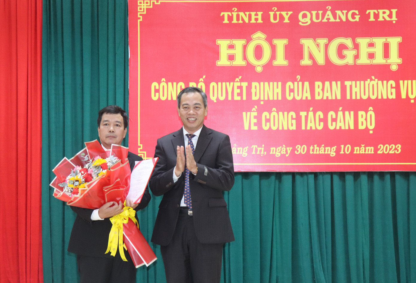 Phó Bí thư Thường trực Tỉnh ủy, Chủ tịch HĐND tỉnh Quảng Trị Nguyễn Đăng Quang trao quyết định, tặng hoa chúc mừng tân Bí thư Huyện ủy Gio Linh Lê Tiến Dũng.