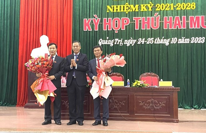 Ông Nguyễn Đăng Quang - Phó Bí thư Thường trực Tỉnh ủy, Chủ tịch HĐND tỉnh Quảng Trị tặng hoa chúc mừng ông Nguyễn Chiến Thắng (bìa phải) và ông Lê Quang Chiến. Ông Nguyễn Đăng Quang - Phó Bí thư Thường trực Tỉnh ủy, Chủ tịch HĐND tỉnh Quảng Trị tặng hoa chúc mừng ông Nguyễn Chiến Thắng (bìa phải) và ông Lê Quang Chiến.