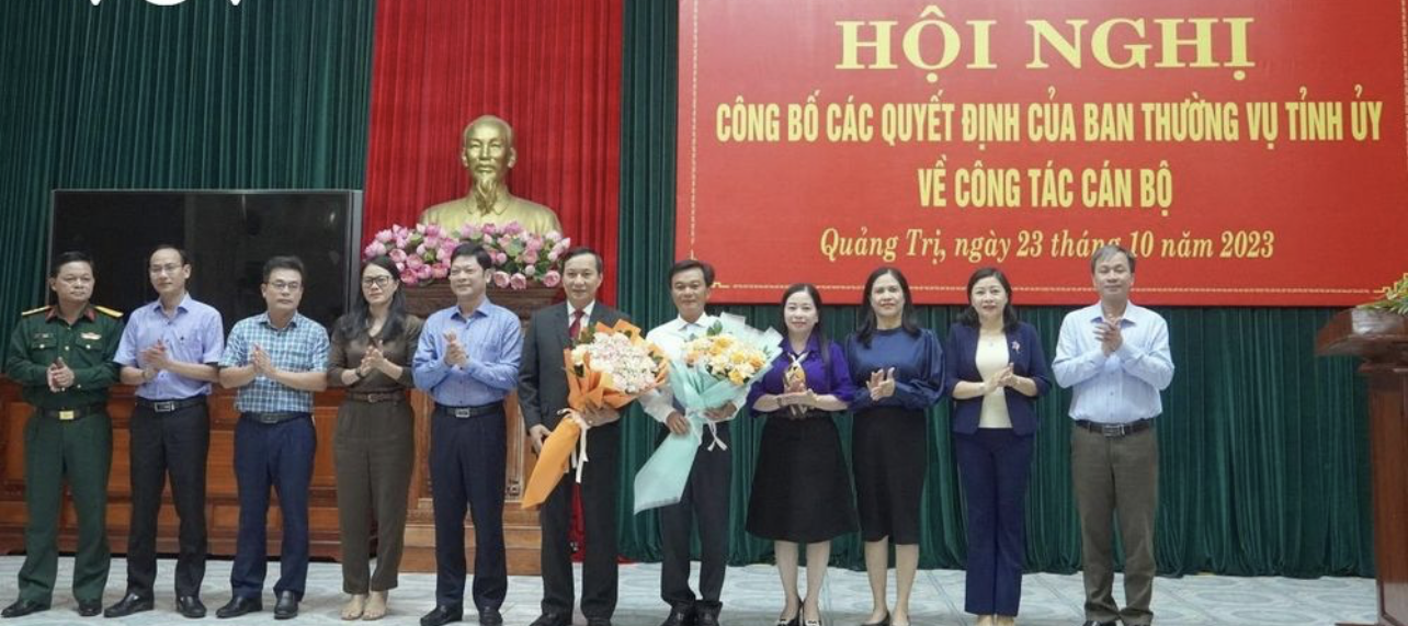 Đại diện các cơ quan đơn vị tặng hoa chúc mừng ông Lê Quang Chiến và ông Nguyễn Chiến Thắng.Đại diện các cơ quan đơn vị tặng hoa chúc mừng ông Lê Quang Chiến và ông Nguyễn Chiến Thắng.