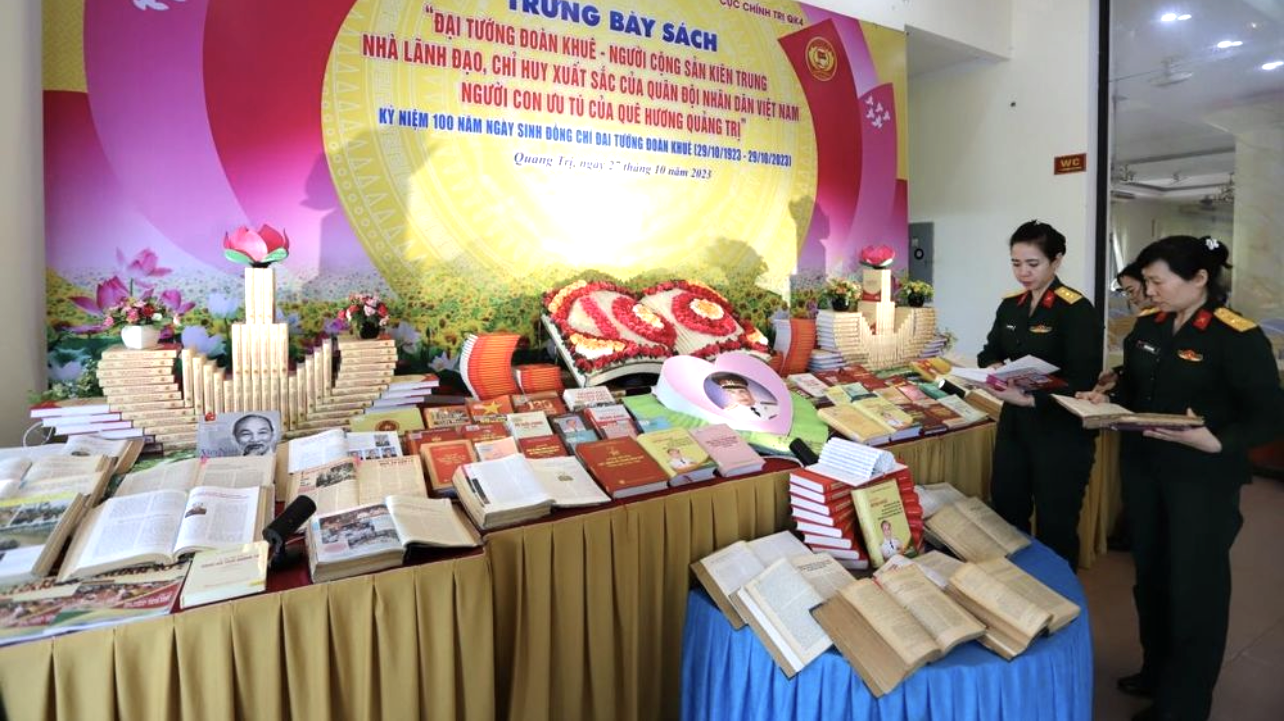 Trưng bày sách về Đại tướng Đoàn Khuê tại Hội thảo.