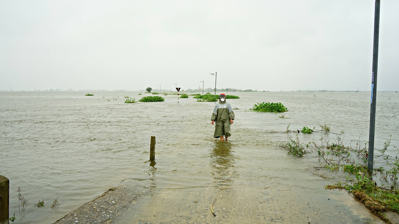 Nhiều con đường ở huyện Hải Lăng biến thành... sông.