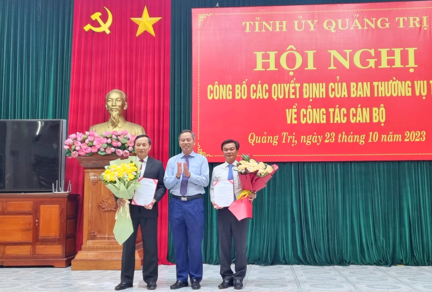 Phó Bí thư Thường trực Tỉnh ủy, Chủ tịch HĐND tỉnh Quảng Trị Nguyễn Đăng Quang trao quyết định và tặng hoa chúc mừng tân Bí thư Thành ủy Đông Hà Lê Quang Chiến ( bìa trái) và Phó Bí thư Đảng đoàn HĐND tỉnh Nguyễn Chiến Thắng (bìa phải).