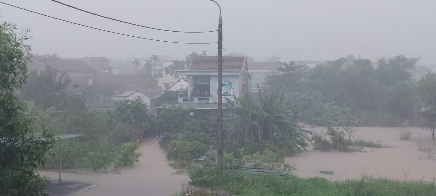 Mưa lớn khiến nhiều con đường ở Đông Hà, thành phố tỉnh lỵ Quảng Trị ngập trong nước.