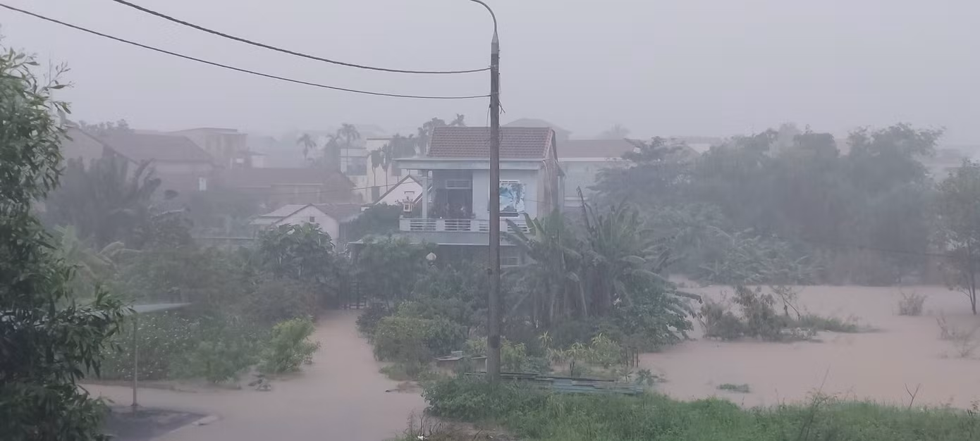 Mưa lớn khiến nhiều con đường ở Đông Hà, thành phố tỉnh lỵ Quảng Trị ngập trong nước.