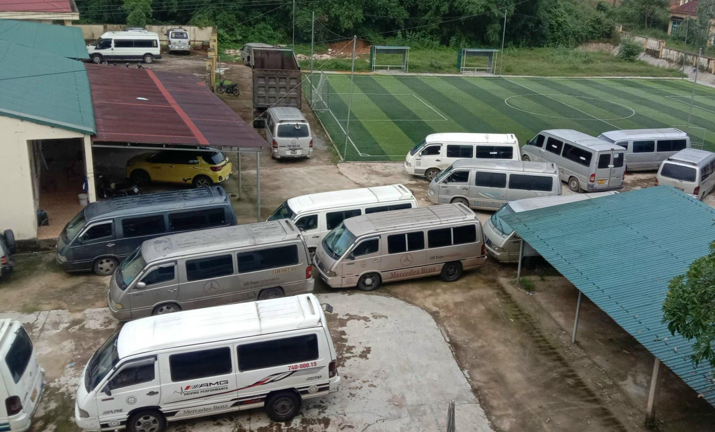 Công an huyện Đakrông niêm phong, tạm giữ 15 ô tô tải van vi phạm để điều tra. Ảnh: CA