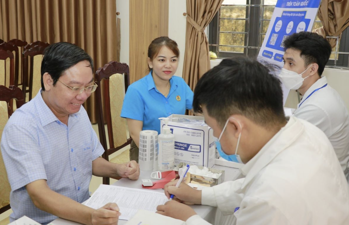 Lấy mẫu xét nghiệm tầm soát ung thư cho cán bộ công chức, người lao động cơ quan LĐLĐ tỉnh Quảng Trị. Ảnh: H.Thơ