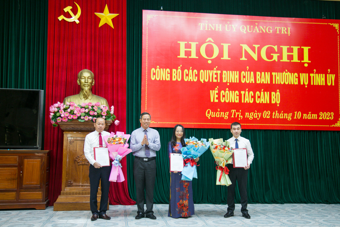 Phó Bí thư Thường trực Tỉnh ủy, Chủ tịch HĐND tỉnh Quảng Trị Nguyễn Đăng Quang trao quyết định, tặng hoa chúc mừng các cán bộ được bổ nhiệm. Ảnh: Lê Trường Phó Bí thư Thường trực Tỉnh ủy, Chủ tịch HĐND tỉnh Quảng Trị Nguyễn Đăng Quang trao quyết định, tặng hoa chúc mừng các cán bộ được bổ nhiệm. Ảnh: Lê Trường