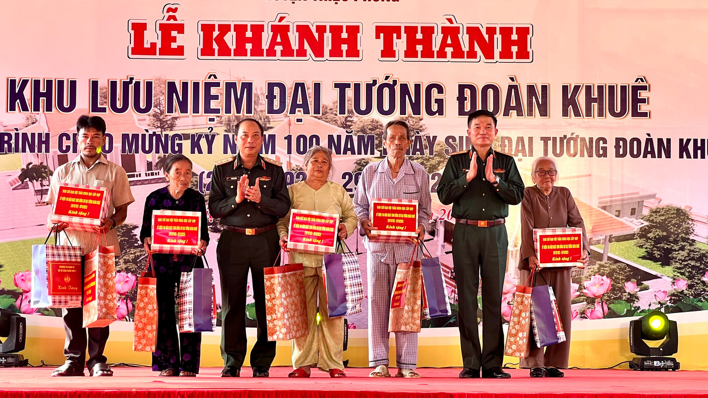 Tặng quà các gia đình có công với cách mạng ở xã Triệu Lăng. Tặng quà các gia đình có công với cách mạng ở xã Triệu Lăng.