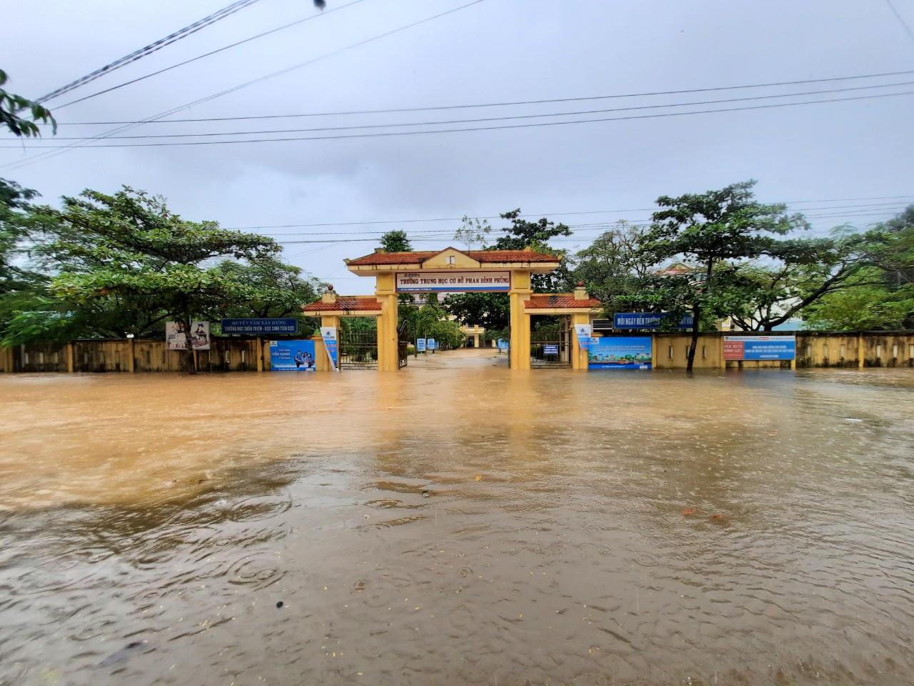 Trường THCS Phan Đình Phùng và khu vực lân cận ở thành phố Đông Hà ngập sâu trong nước.