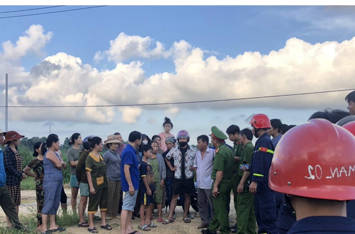 Người dân địa phương và lực lượng Công an có mặt tại hiện trường vụ học sinh lớp 6 chết đuối ở khu vực thi công cao tốc Cam Lộ - Vạn Ninh. Ảnh: CT