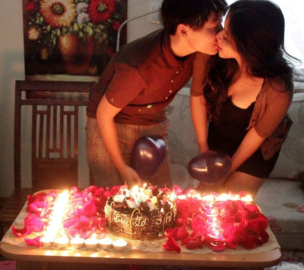 Hình ảnh ngọt ngào của Tú và người yêu trong đêm sinh nhật 22 tuổi khiến nhiều cư dân mạng ngưỡng mộ