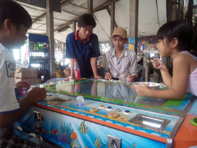 Một số người đang tụ tập “bắn cá” tại ấp 1, xã Nhị Thành