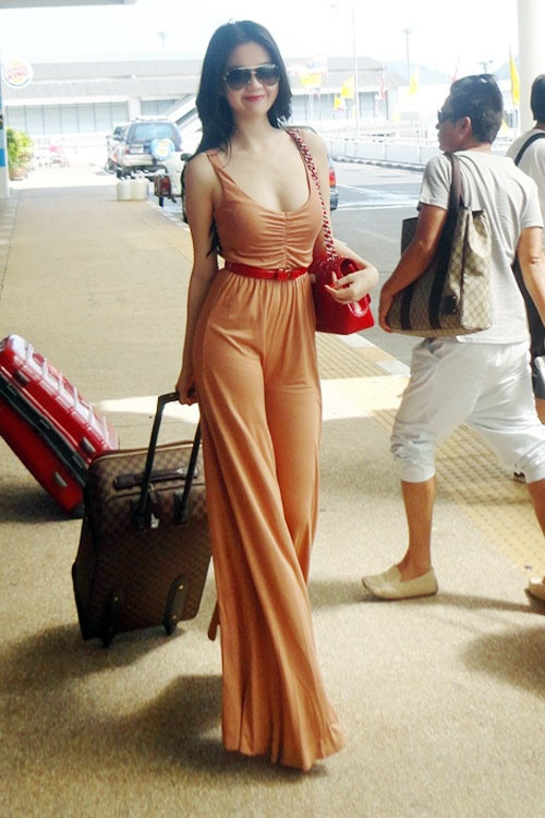 Ngọc Trinh đẹp hút hồn trong những bộ đầm sexy, bắt mắt.