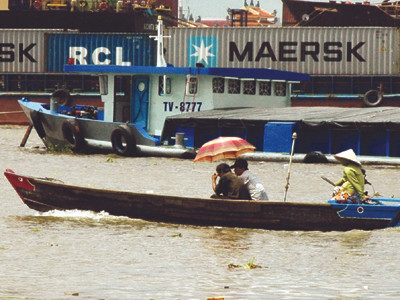 Một chiếc đò ngang chở khách tại bến đò An Lợi Đông (quận 2), hành khách và lái đò không hề mặc áo phao. Ảnh: Quang Phương. Một chiếc đò ngang chở khách tại bến đò An Lợi Đông (quận 2), hành khách và lái đò không hề mặc áo phao Ảnh: Quang Phương