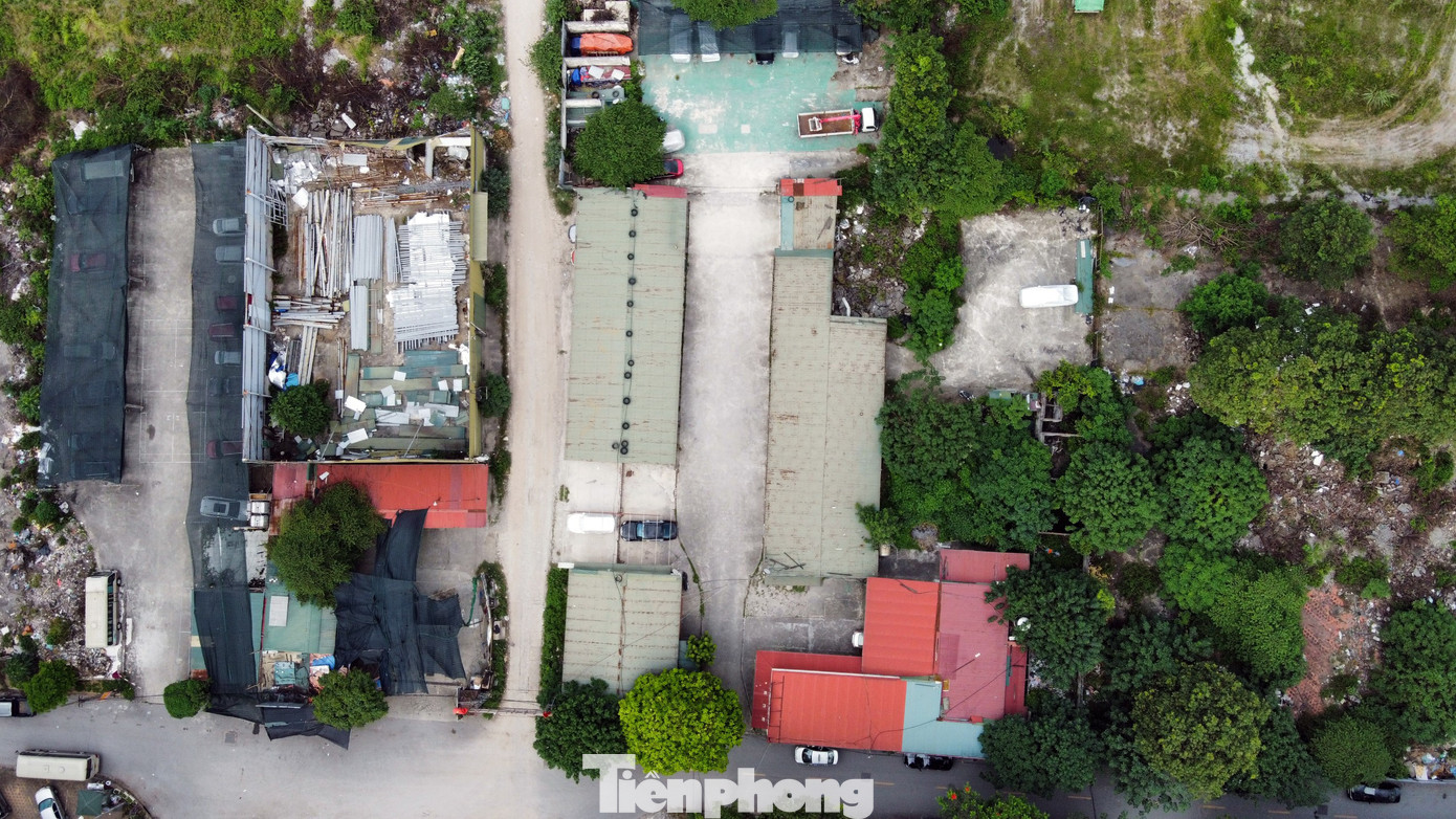 Tuy nhiên, bên trong khu đất có 1 bãi trông giữ xe ô tô, bãi rửa xe...