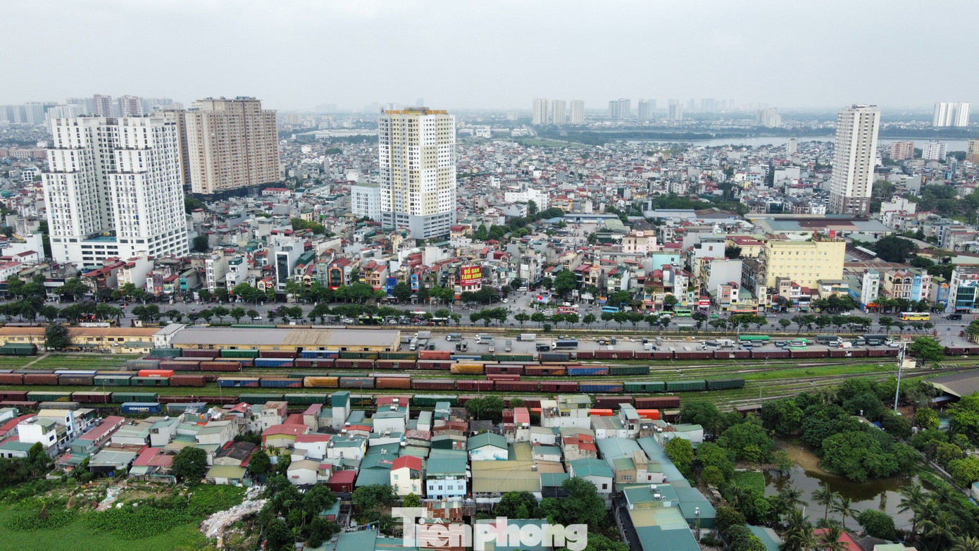 Phía Đông giáp đường quy hoạch rộng 30m và khu đất quy hoạch ga Giáp Bát; phía Tây giáp đường quy hoạch rộng 24m và khu đô thị Đại Kim - Định Công.