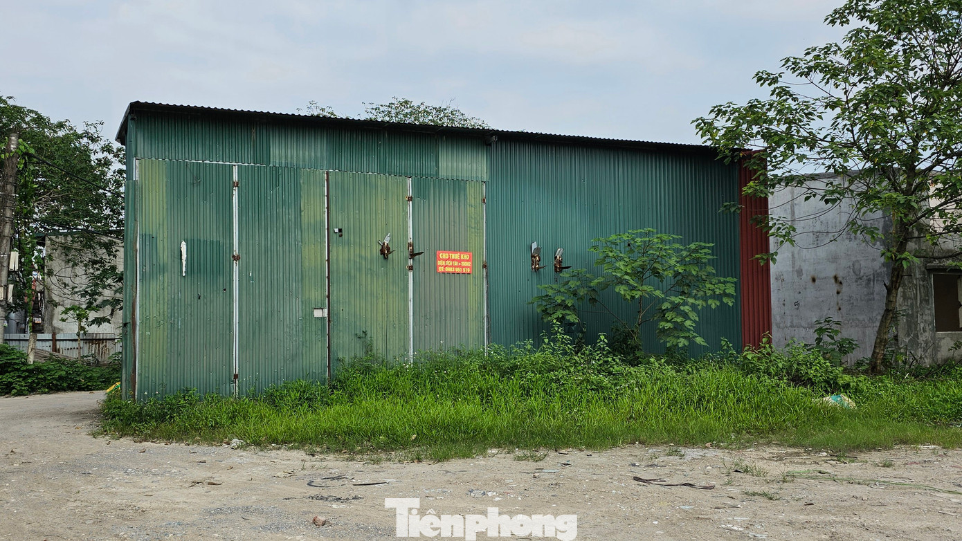 Bên trong khu đất cũng có một số kho xưởng bằng tôn đang treo biển cho thuê.