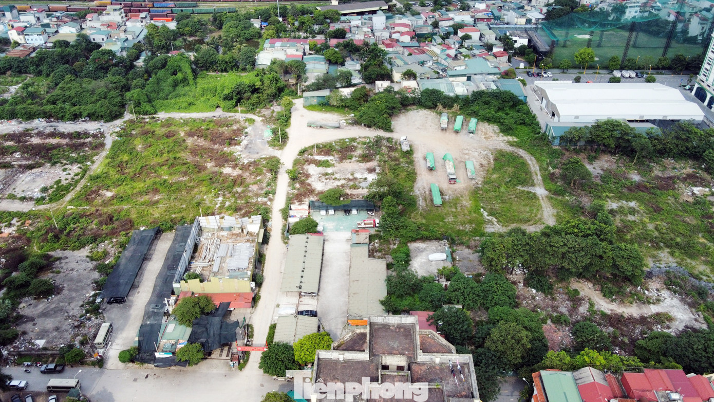 UBND TP Hà Nội yêu cầu xây dựng bãi đỗ xe ngầm và cao tầng trong khu đất, áp dụng công nghệ đỗ xe tự động đảm bảo đáp ứng nhu cầu tối thiểu khoảng 4.000 chỗ đỗ xe (ô tô, xe máy) phục vụ cộng đồng và khách vãng lai theo điều chỉnh Quy hoạch phân khu đô thị H2-3 tỷ lệ 1/2.000 tại ô đất ký hiệu D3/HTKT2 đã được UBND TP phê duyệt.