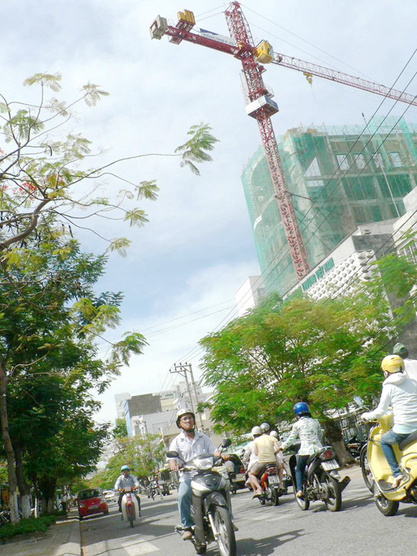 Bị tạm dừng thi công, nhưng cần cẩu tháp tại công trình xây dựng trụ sở Vietcombank Đà Nẵng (TP Đà Nẵng). Đơn vị thi công là Cty Cổ phần xây dựng Vinaconex 25 vẫn để hướng ra lòng đường. Ảnh chụp sáng 21-7.