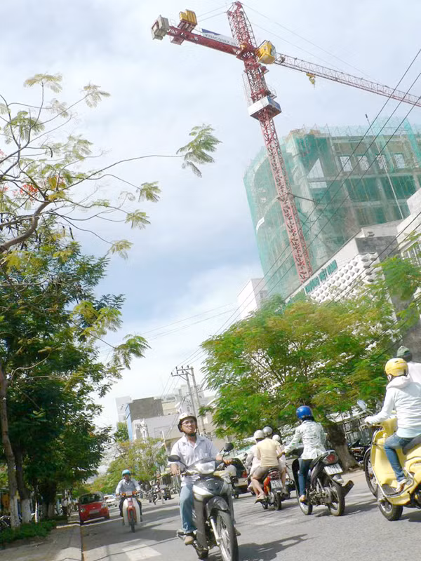 Bị tạm dừng thi công, nhưng cần cẩu tháp tại công trình xây dựng trụ sở Vietcombank Đà Nẵng (TP Đà Nẵng). Đơn vị thi công là Cty Cổ phần xây dựng Vinaconex 25 vẫn để hướng ra lòng đường. Ảnh chụp sáng 21-7.