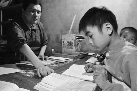 Em Phùng Văn Long (lớp 4B, TH Nam Phương Tiến A) là học sinh có chữ viết đẹp nhất ở lớp, Long nói: 