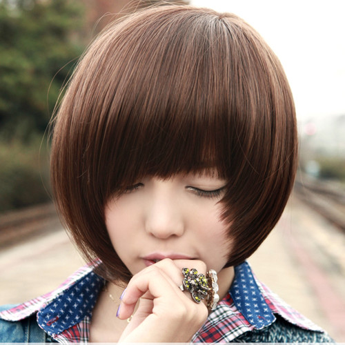 Mái tóc ngang với phần đuôi tóc được uốn xoăn và đánh rối một cách tự nhiên sẽ là phù hợp nhất với những cô nàng công sở. Mái tóc được ép thẳng và ốp vào mặt sẽ phù hợp với những cô gái có gương mặt tròn. Kiểu tóc đơn giản với đuôi tóc ở mang tai dược làm cụp vào trong, ôm lấy gương mặt. Với kiểu tóc này trông bạn thật dễ thương, trẻ trung.