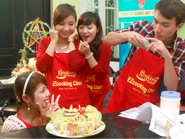 Chụp ảnh bên sản phẩm do chính tay mình làm ra