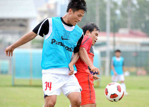 Không hiểu dựa vào cơ sở nào để triệu tập Hồng Quân (trái) vào ĐT Việt Nam, trong khi thời gian vừa qua không biết Hồng Quân thi đấu ở đâu?