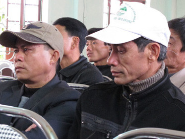 Ông Lê Thanh Liêm (bìa phải, mũ trắng) ngồi nghe công bố quyết định đình chỉ - Ảnh: Thân Hoàng (Tuổi Trẻ)