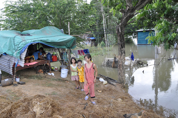Do nhà cửa bị ngập, nhiều hộ gia đình tại thị trấn Sa Rài, huyện Tân Hồng (Đồng Tháp) phải làm lán trại ven đường lộ để chạy lũ . Do nhà cửa bị ngập vì thế nhiều hộ gia đình tại thị trấn Sa Rài, huyện Tân Hồng đã phải làm lán trại ven đường lộ để chạy lũ