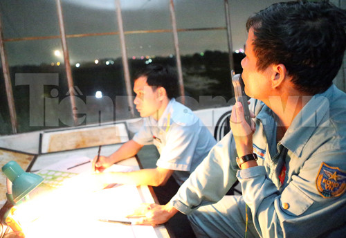 Việc phối hợp giữa các phi công và bộ phận chỉ huy mặt đất, thông tin,… đòi hỏi chặt chẽ và chính xác