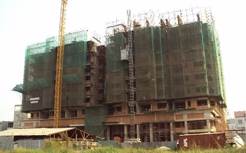 Để tránh sự nổ “bong bóng” thị trường bất động sản nhiều doanh nghiệp phải đưa ra các kế sách, đầu tiên là hạ giá bán và giảm diện tích căn hộ chung cư