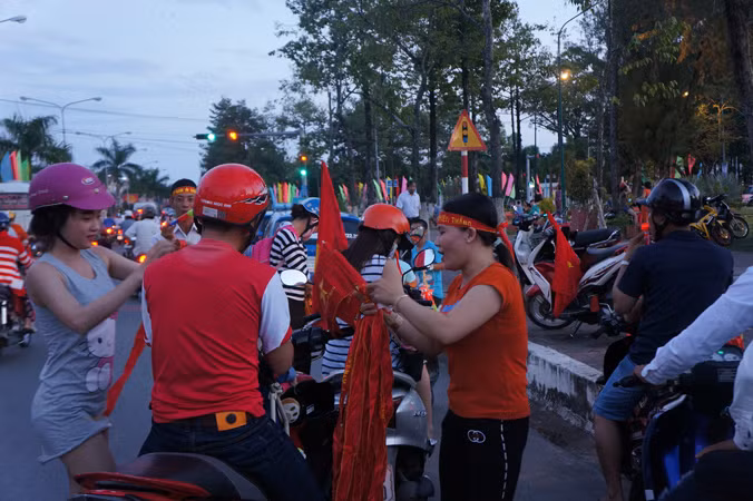 Biển người rợp cờ hoa, reo hò khắp cả nước mừng kỳ tích của U23 Việt Nam ảnh 14