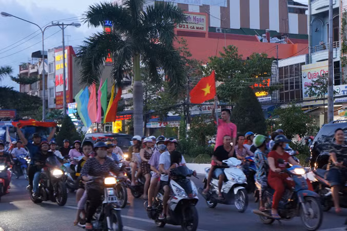 Biển người rợp cờ hoa, reo hò khắp cả nước mừng kỳ tích của U23 Việt Nam ảnh 15