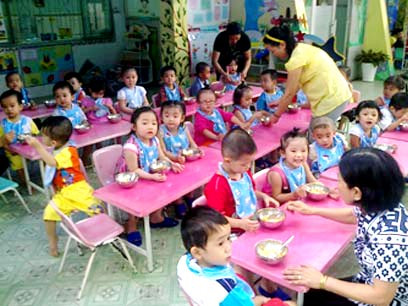 Ngay sau vụ bắt cóc, rường mầm non đã trở lại hoạt động bình thường. Đến 12h, sau khi cho các bé ăn bữa trưa, nhà trường đã lần lượt trao trả từng bé cho bố mẹ các em