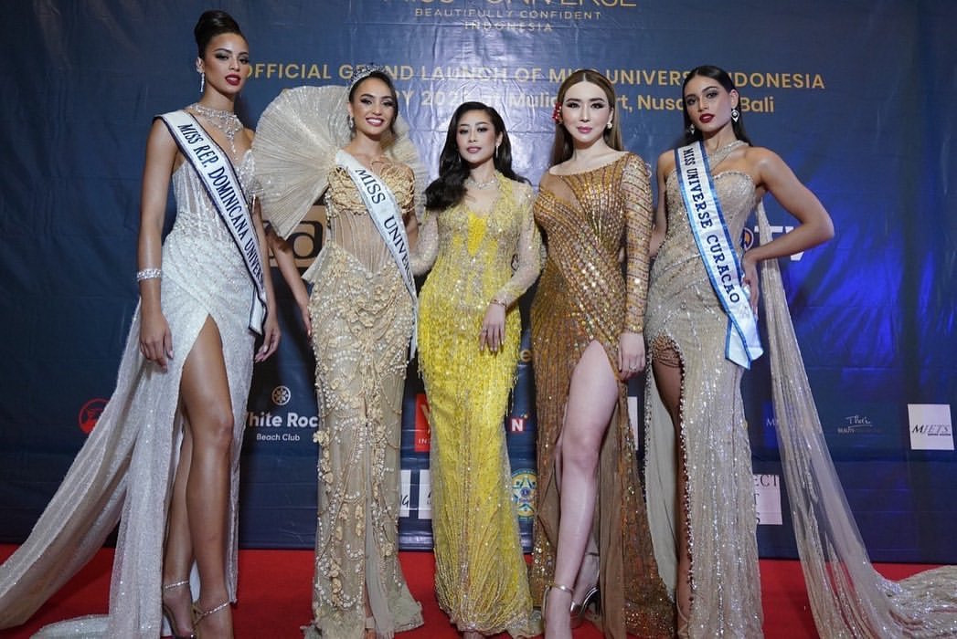 Thông thường sau khi đăng quang, Hoa hậu và Á hậu sẽ trở thành tâm điểm truyền thông mỗi khi xuất hiện. Tuy nhiên kể từ khi nắm quyền sở hữu Miss Universe, bà Anne luôn trở thành tâm điểm. Tại các sự kiện, đương kim Hoa hậu Hoàn vũ R'Bonney Gabriel có ít cơ hội thể hiện bản thân khi bà Anne luôn là người phát biểu trên sân khấu và gây sự chú ý bằng những quyết sách cứng rắn, quyết liệt đầy mới mẻ của mình.