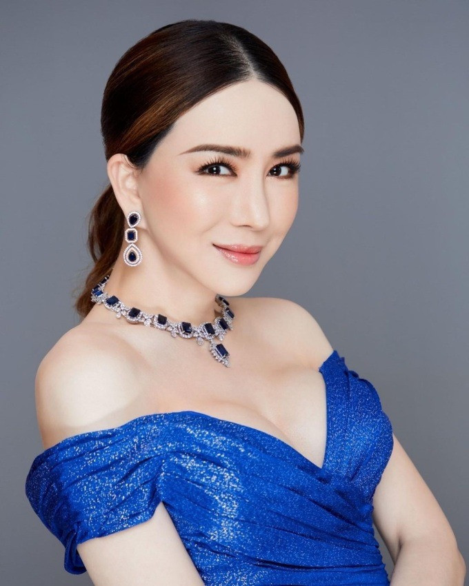 Nữ tỷ phú Anne Jakrajutatip giới thiệu chuyên cơ mới của Miss Universe tại sự kiện họp báo ở Malaysia.