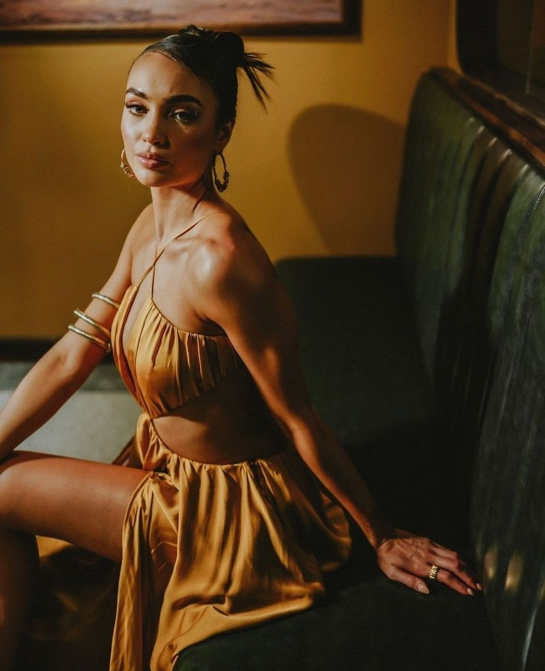 Chiều 23/2, đương kim Hoa hậu Hoàn vũ R'Bonney Gabriel cùng Á hậu 2 Andreína Martínez có mặt tại sân bay Tân Sơn Nhất (TPHCM). Sau khi tới Việt Nam, các người đẹp được siêu mẫu Lan Khuê đón tiếp và đưa về khách sạn. Ngay sau đó, trang chủ Miss Universe đăng tải những hình ảnh mới nhất của R'Bonney Gabriel ở TPHCM.