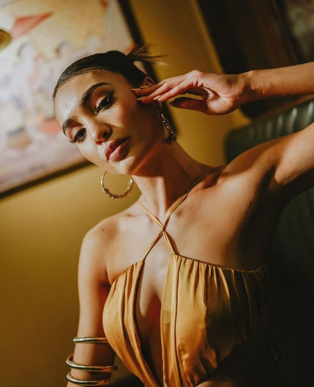 Đương kim Hoa hậu Hoàn vũ 2022 diện bộ váy tông màu vàng có kiểu dáng cut-out khoe đường cong. Người đẹp vẫn giữ nguyên lay-out trang điểm và làm tóc kể từ khi xuống sân bay.