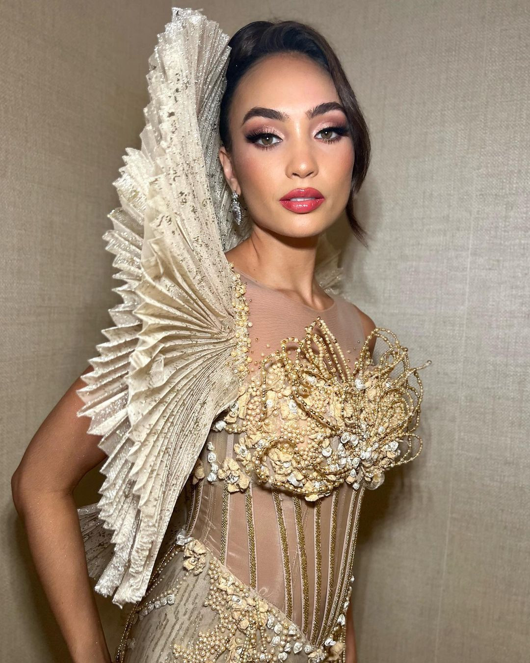 Tối 21/2, Hoa hậu Hoàn vũ 2022 R'Bonney Gabriel xuất hiện trong đêm tiệc gala chào mừng của tổ chức Miss Universe Indonesia. Đây cũng là sự kiện công bố đơn vị mới nắm bản quyền cử đại diện đi thi Miss Universe ở Indonesia thuộc về công ty PT Capella Swastika Karya. Tại sự kiện, R'Bonney Gabriel gây chú ý với thiết kế có kiểu dáng lạ mắt, tuy nhiên không được đánh giá cao.