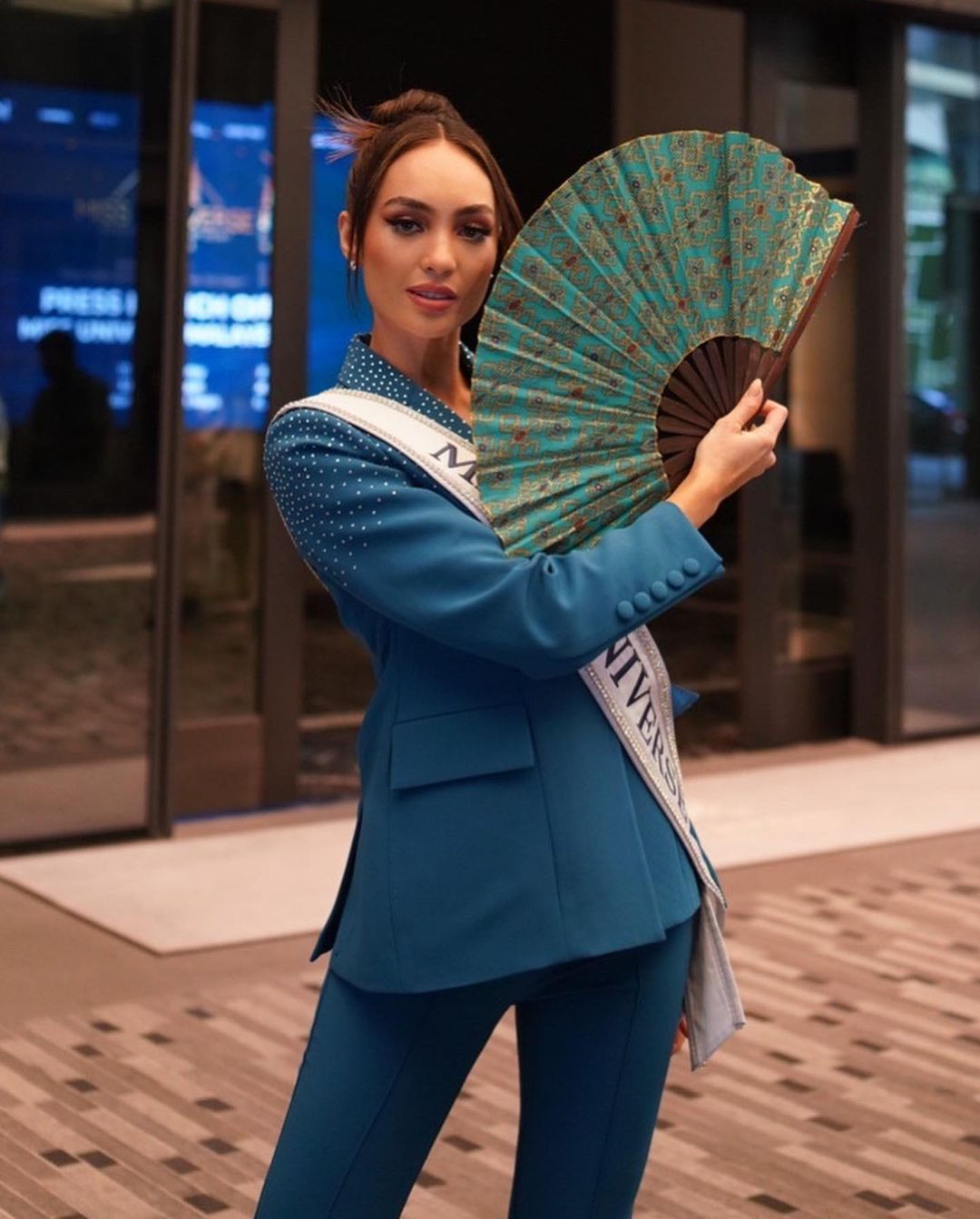 Một số bộ trang phục mà R'Bonney Gabriel chọn trong chuyến công tác châu Á có kiểu dáng ổn, tuy nhiên khi đọ sắc cùng những người đẹp còn lại, cô vẫn bị nhận xét là lép vế, thiếu tinh tế.