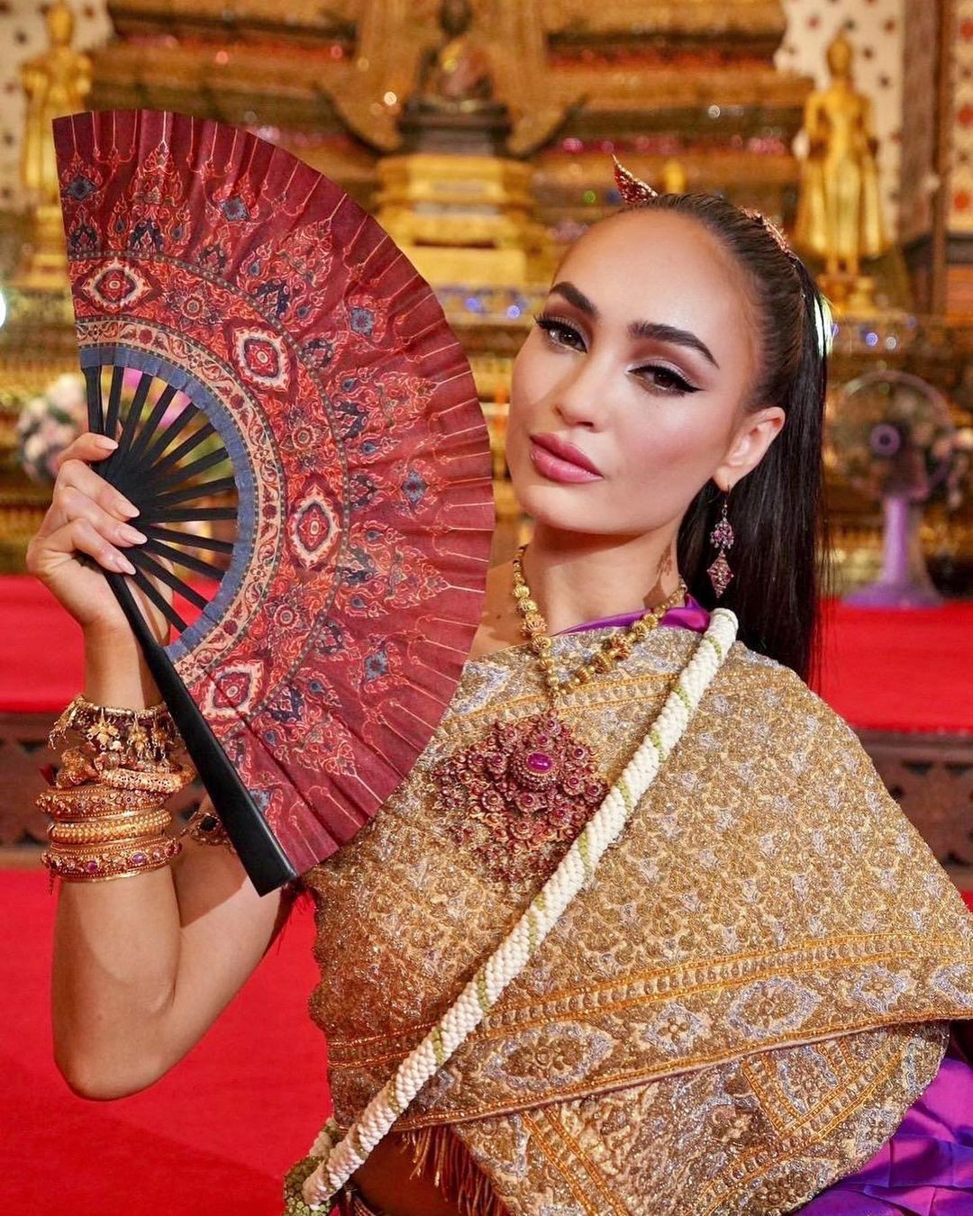 Một bộ trang phục truyền thống khác của Thái Lan giúp R'Bonney Gabriel nhận được sự khen ngợi của công chúng. Phong cách trang điểm, làm tóc phù hợp cũng giúp người đẹp tỏa sáng.