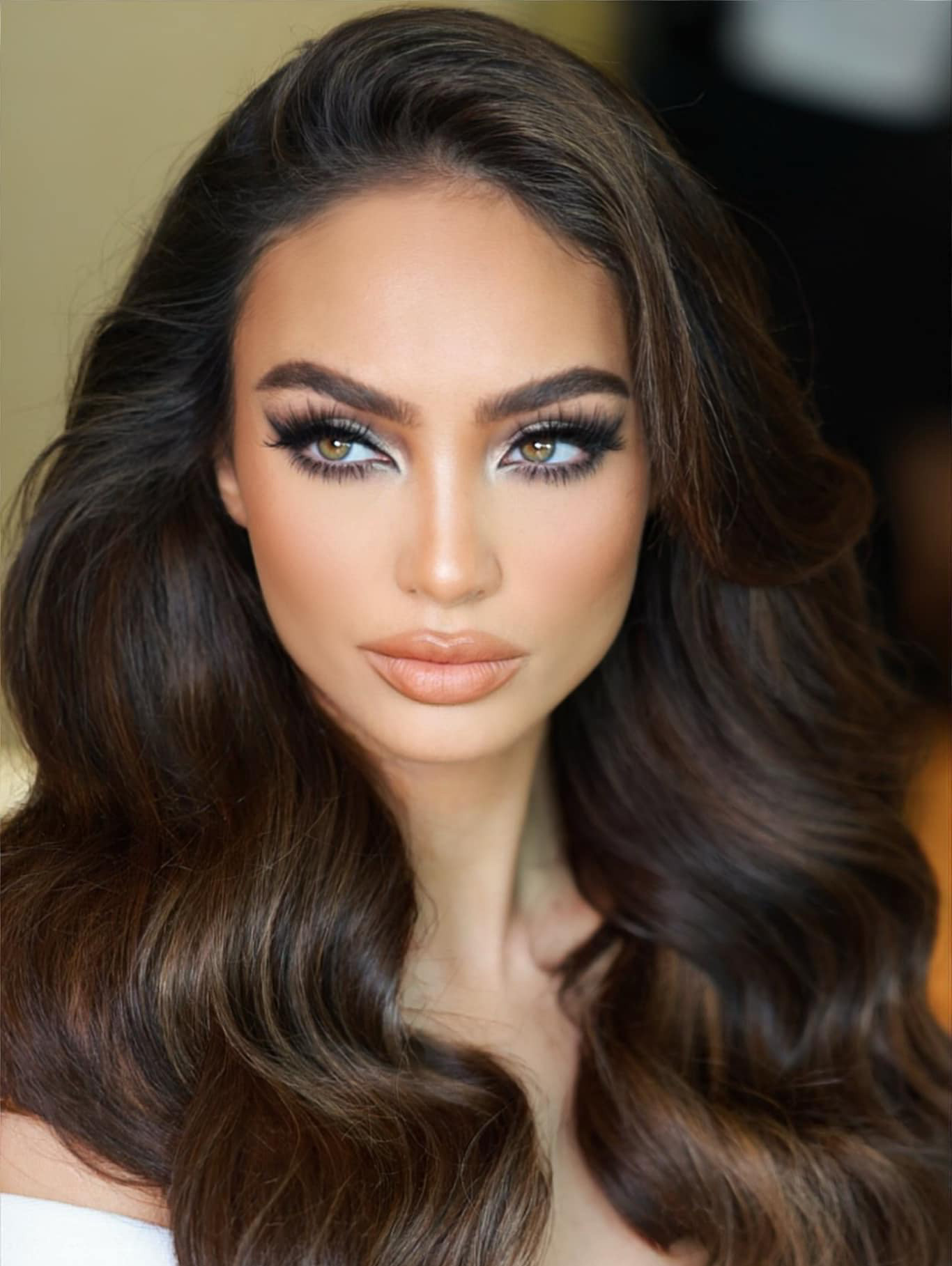 R’Bonney Gabriel khoe nhan sắc hút hồn khi được các chuyên gia của Việt Nam trang điểm. Đây là diện mạo được khen ngợi nhiều nhất của cô trong chuyến công tác châu Á. Người đẹp cuốn hút với đôi mắt khói quyền lực và màu son nude. Mái tóc xoăn bồng bềnh cũng tăng thêm vẻ nữ tính, kiêu sa cho người đẹp lai Mỹ - Philippines.