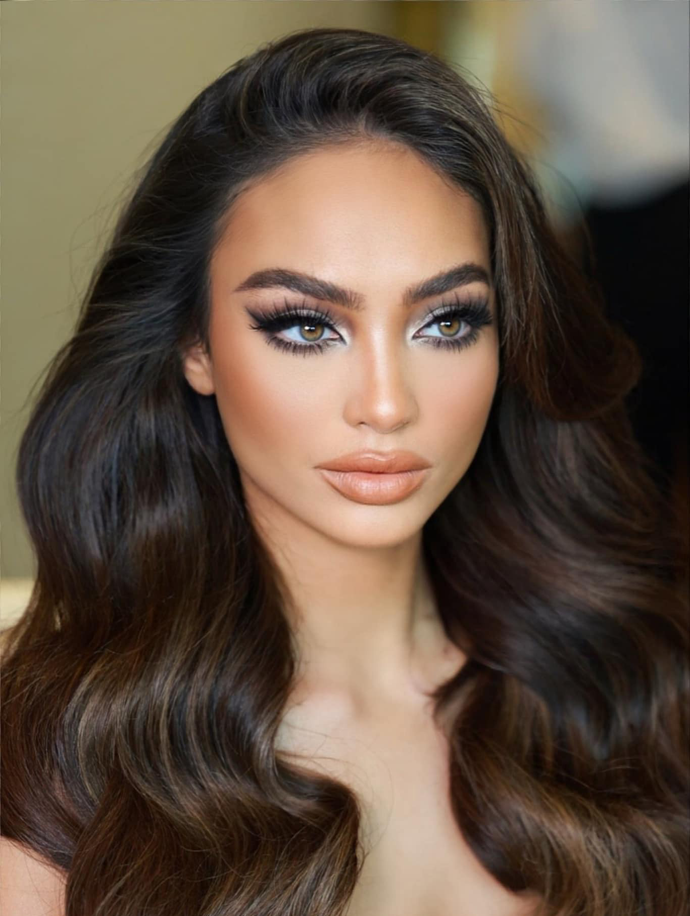 R’Bonney Gabriel khoe nhan sắc hút hồn khi được các chuyên gia của Việt Nam trang điểm. Đây là diện mạo được khen ngợi nhiều nhất của cô trong chuyến công tác châu Á. Người đẹp cuốn hút với đôi mắt khói quyền lực và màu son nude. Mái tóc xoăn bồng bềnh cũng tăng thêm vẻ nữ tính, kiêu sa cho người đẹp lai Mỹ - Philippines.