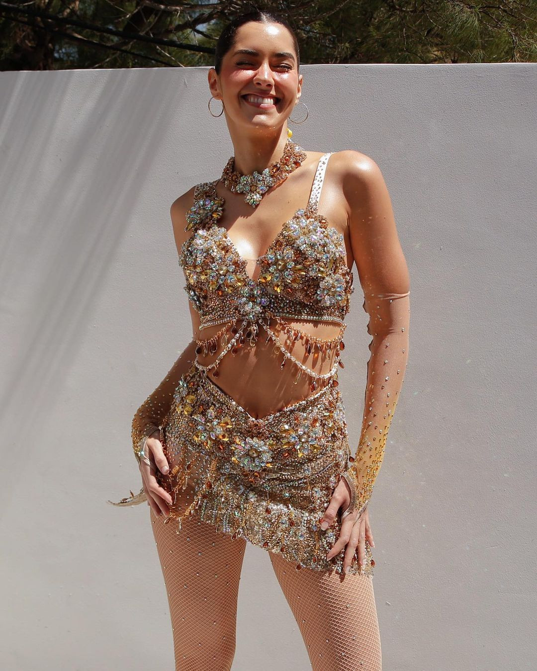 Ngày 19/2, Hoa hậu Hoàn vũ 2014 Paulina Vega tham dự lễ hội Carnaval tổ chức tại Thành phố cảng Barranquilla ở Colombia. Người đẹp diện trang phục đính kết lấp lánh đậm chất lễ hội. Bộ trang phục của Paulina mang tông màu vàng gold sang trọng với những đường cut-out phóng khoáng, giúp người đẹp khoe đường cong.