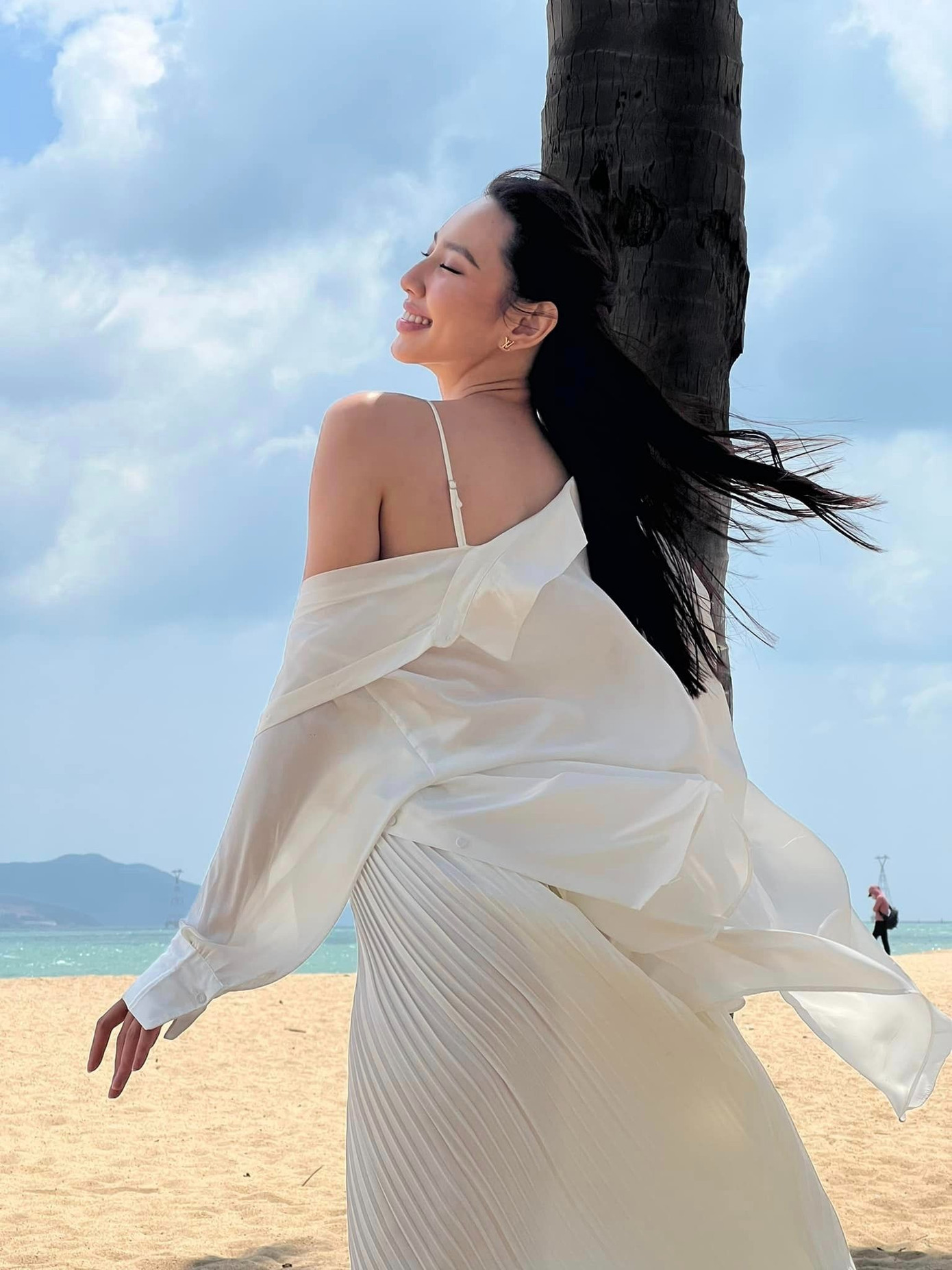 Kể từ sau khi kết thúc nhiệm kỳ, Thùy Tiên vẫn trung thành với phong cách ăn mặc gợi cảm. Cô ưu tiên những chiếc áo ngực cắt xẻ, kết hợp quần hoặc chân váy để khoe vẻ năng động, quyến rũ trong các chuyến du lịch.