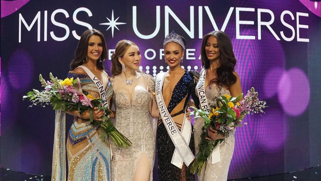 Đêm chung kết Miss Universe 2022 tìm ra top 3 cũng là lúc hình ảnh của cuộc thi gắn liền với nữ tỷ phú chuyển giới người Thái Lan - Anne Jakrajutatip. Đây là lần đầu bà ra mắt công chúng với tư cách chủ sở hữu mới của cuộc thi. Ngay từ lần xuất hiện đầu, bà Anne đã thể hiện hình ảnh phụ nữ mạnh mẽ, khao khát quyền lực với bài phát biểu về nữ quyền.