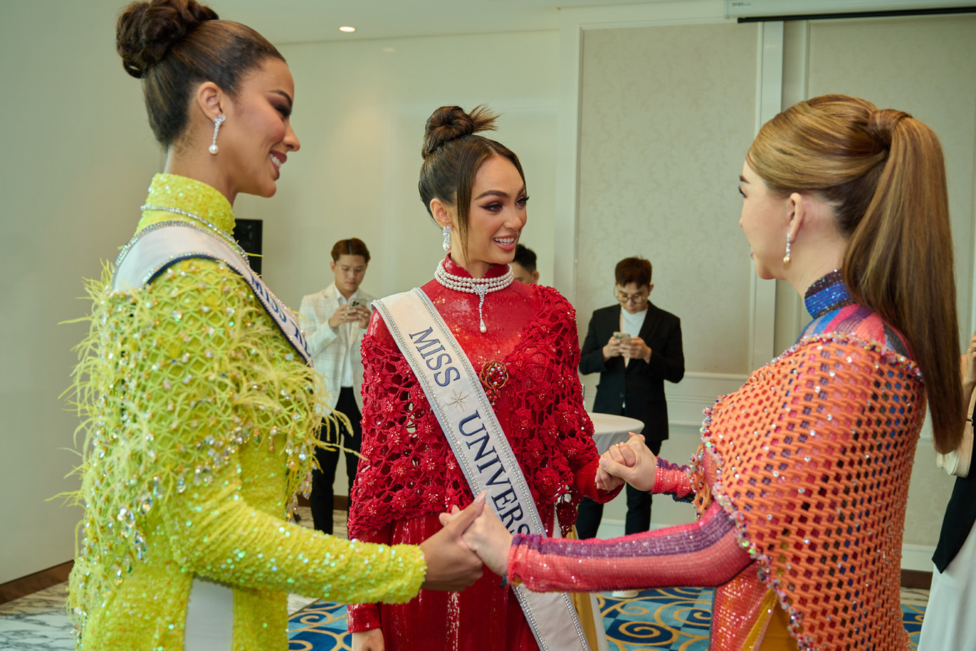 Hai người đẹp cùng nữ tỷ phú chuyển giới tỏ ra hào hứng khi mặc áo dài truyền thống của Việt Nam.