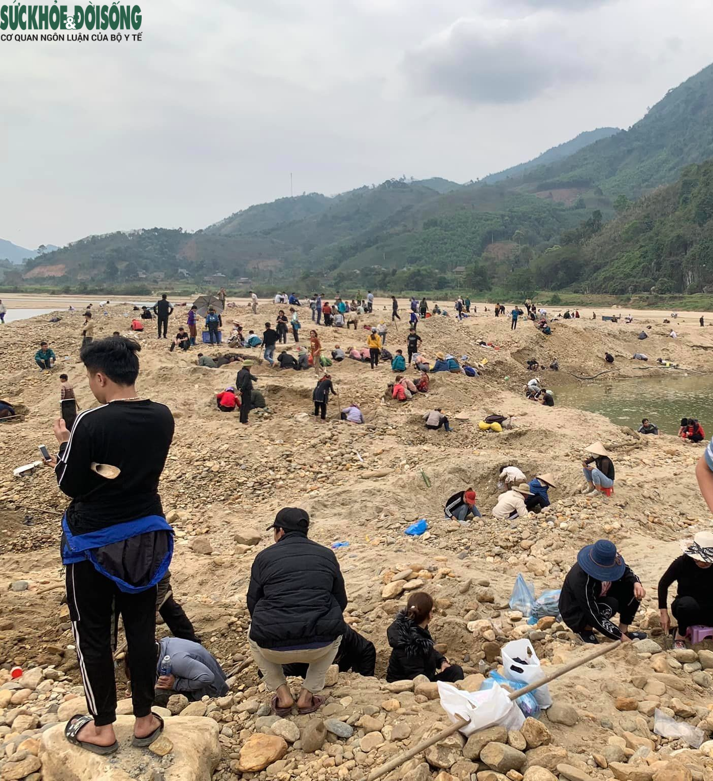 Hàng trăm người đang tập trung đãi cát, tìm vận may bên dòng sông Chảy đã &quot;vỡ mộng&quot; khi biết tin đồn tìm thấy đá quý không có thật.